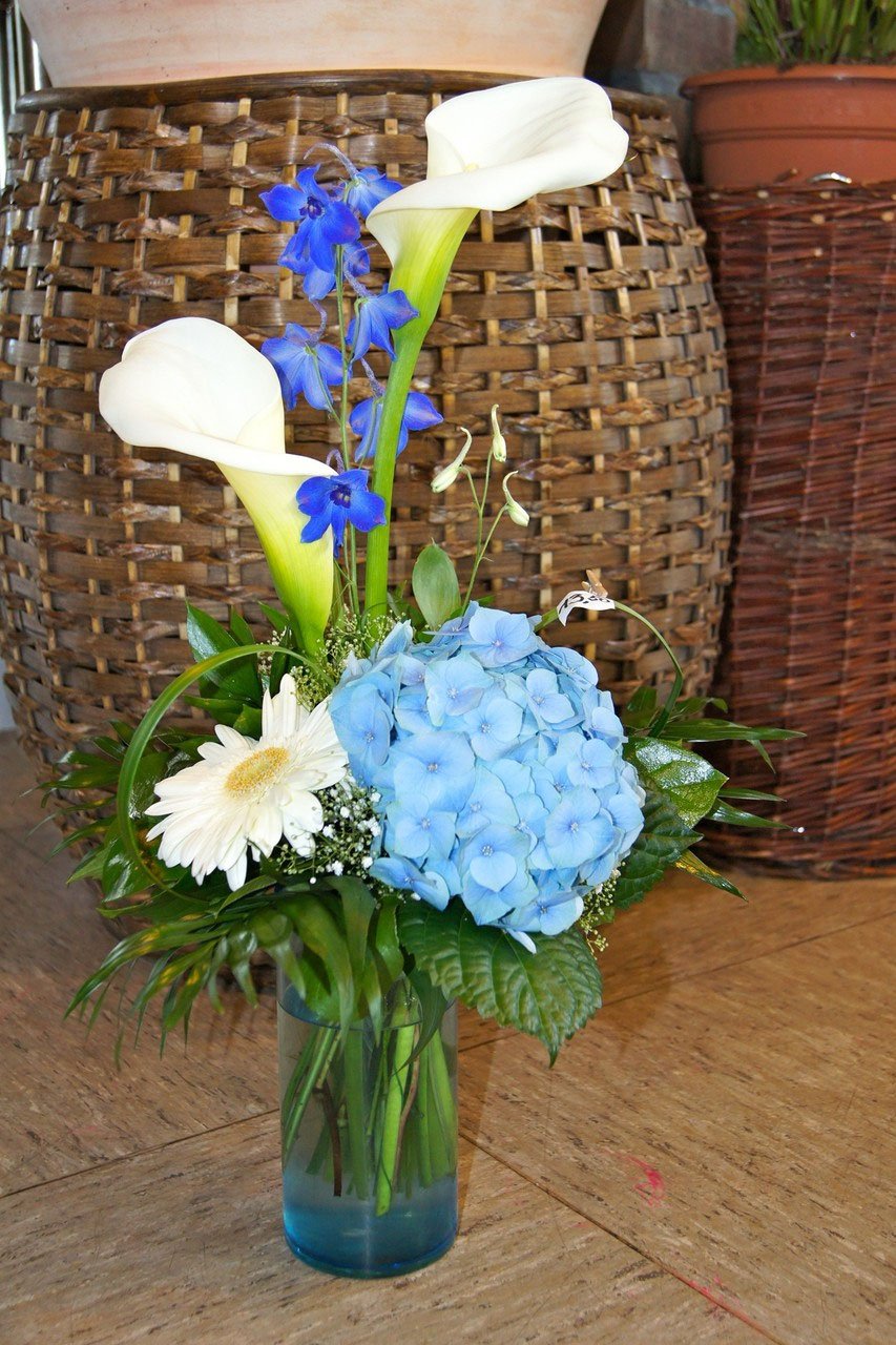 Strauß mit Calla, Hortensie und Gerbera in einer Glasvase