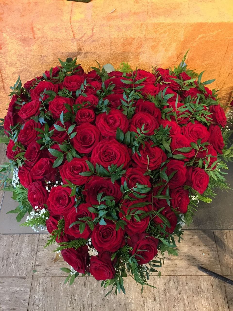 Herzförmiges Gesteck aus roten Rosen