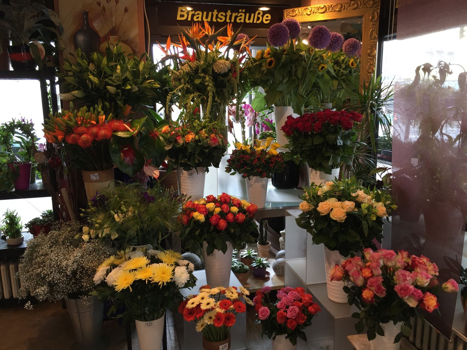 Blick in den Laden der Vingster Blumen Ecke mit Sträußen und Pflanzen