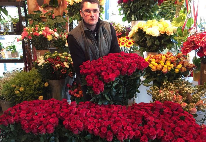 Inhaber der Vingster Blumen Ecke inmitten von Rosen und Frischblumen